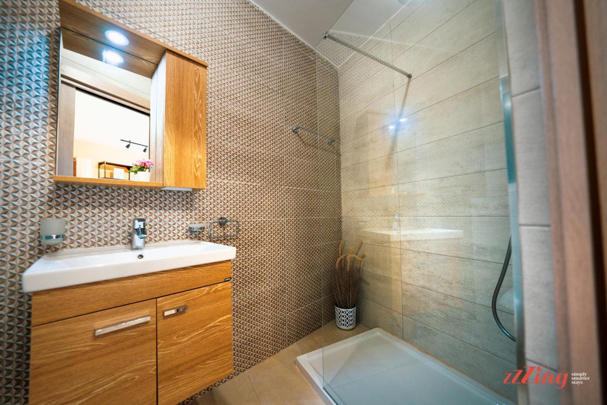 Stylish Duplex Retreat - C41 *